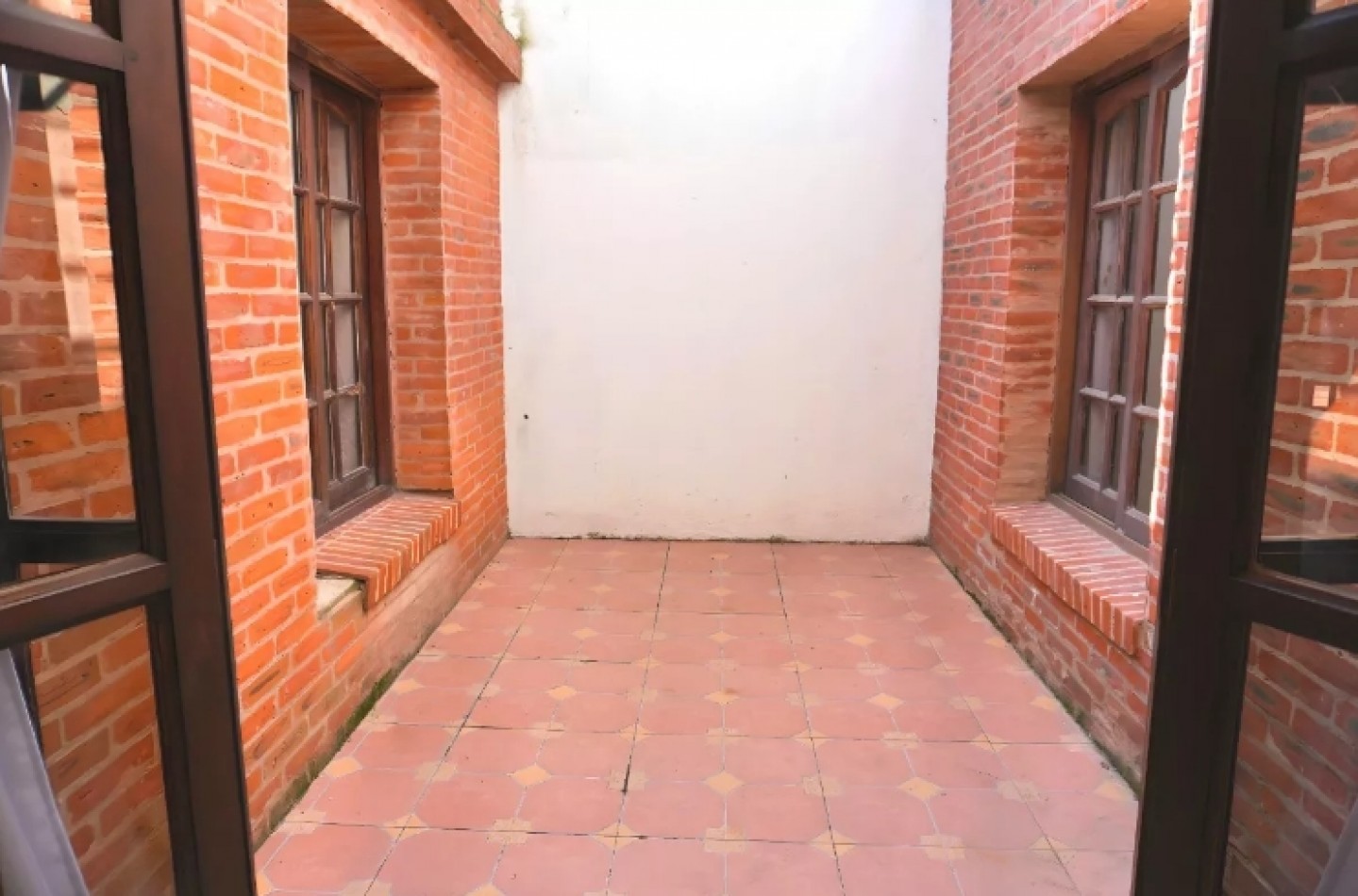 Venta Casa Burzaco 5 Ambientes con Terraza y Cochera - Permuta en Pinamar, Valeria, Costa del Este, etc.