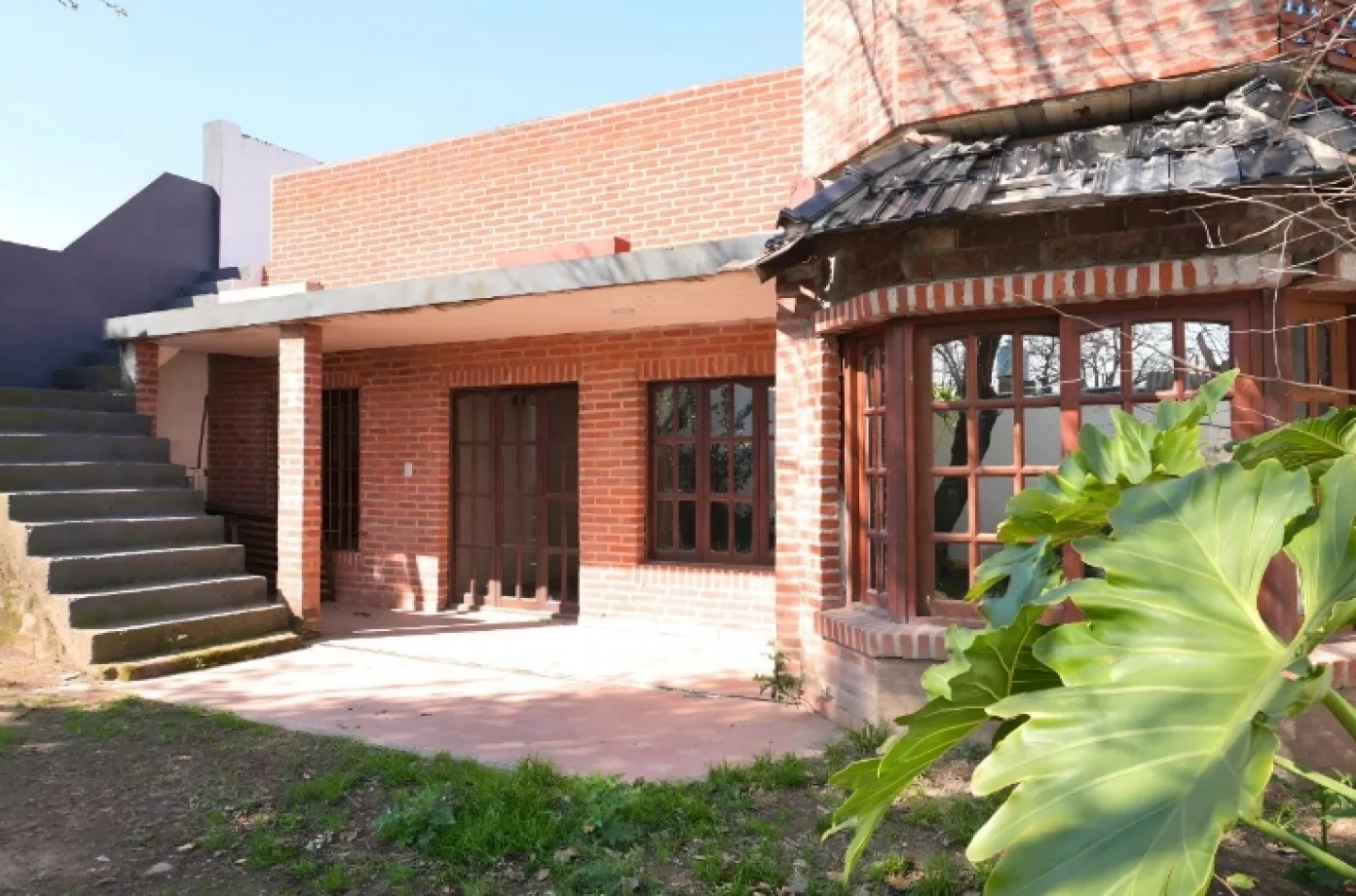 Venta Casa Burzaco 5 Ambientes con Terraza y Cochera - Permuta en Pinamar, Valeria, Costa del Este, etc.