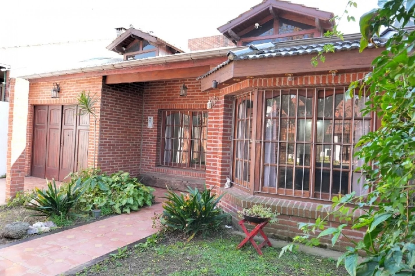 Venta Casa Burzaco 5 Ambientes con Terraza y Cochera - Permuta en Pinamar, Valeria, Costa del Este, etc.