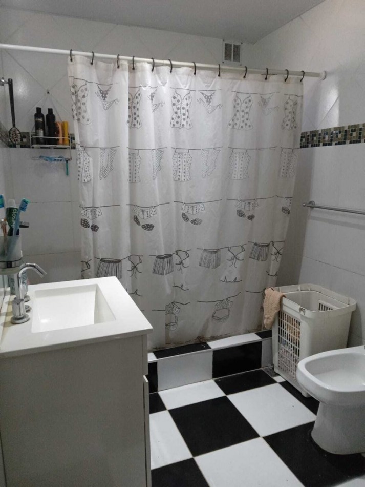 Casa en venta, de 6 ambientes Barrio el Peligro - Abasto La Plata 