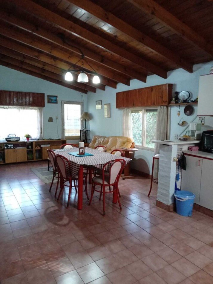 Casa con pileta y quincho a la venta 