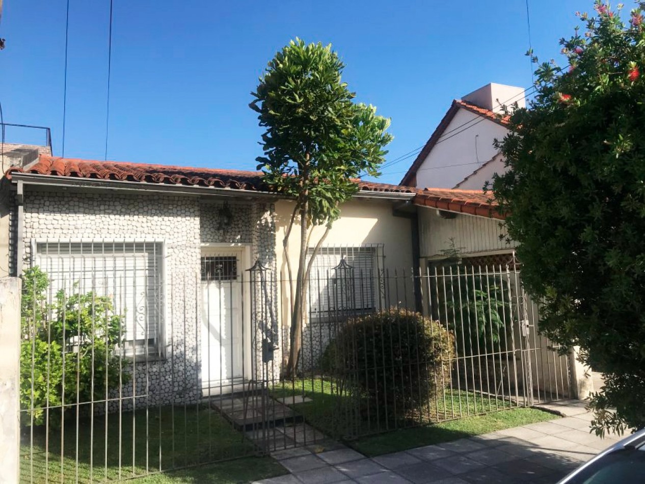 CASA EN VENTA EN BERNAL 3 AMBIENTES