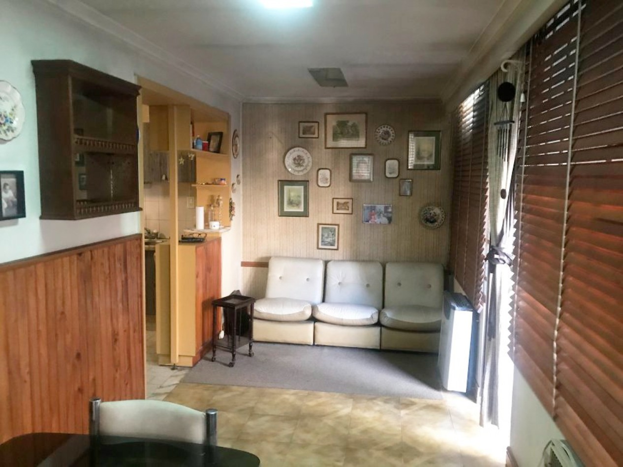 CASA EN VENTA EN BERNAL 3 AMBIENTES