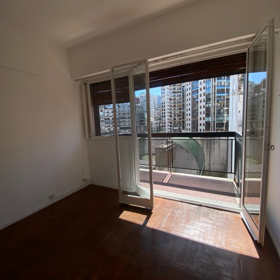 Dos ambientes al frente con balcon