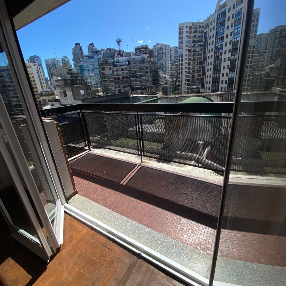Dos ambientes al frente con balcon
