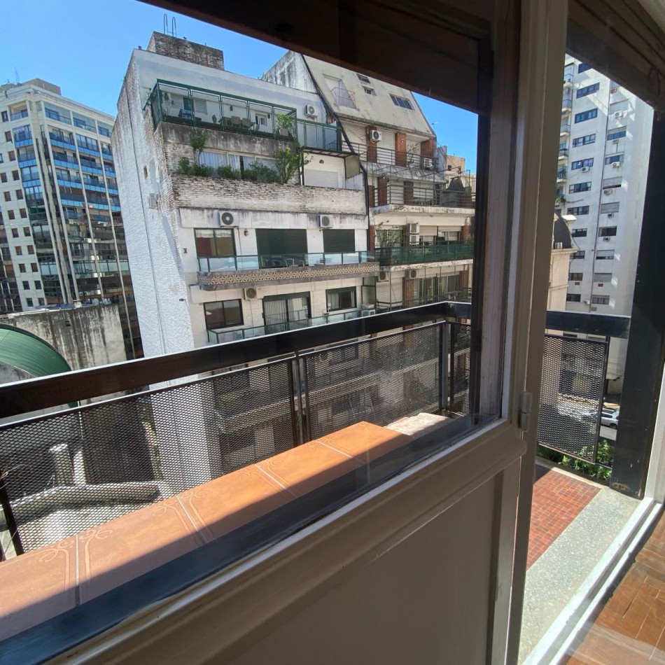 Dos ambientes al frente con balcon