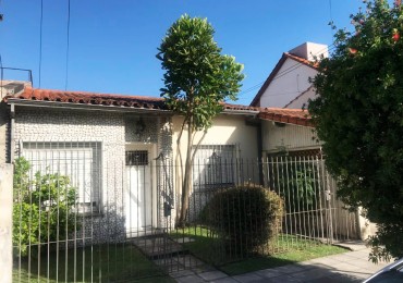 CASA EN VENTA EN BERNAL 3 AMBIENTES