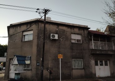Casa 5 ambientes con local 